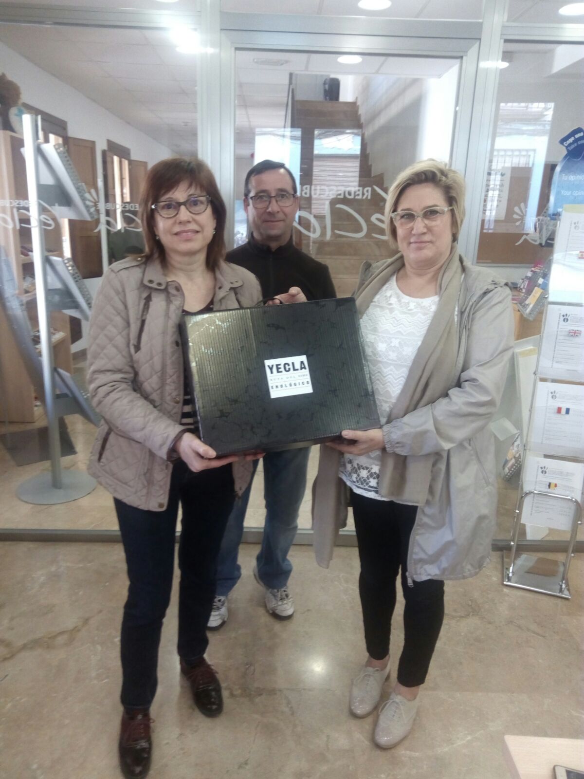 Delivery of Yecla wine route products in the first photo raffle