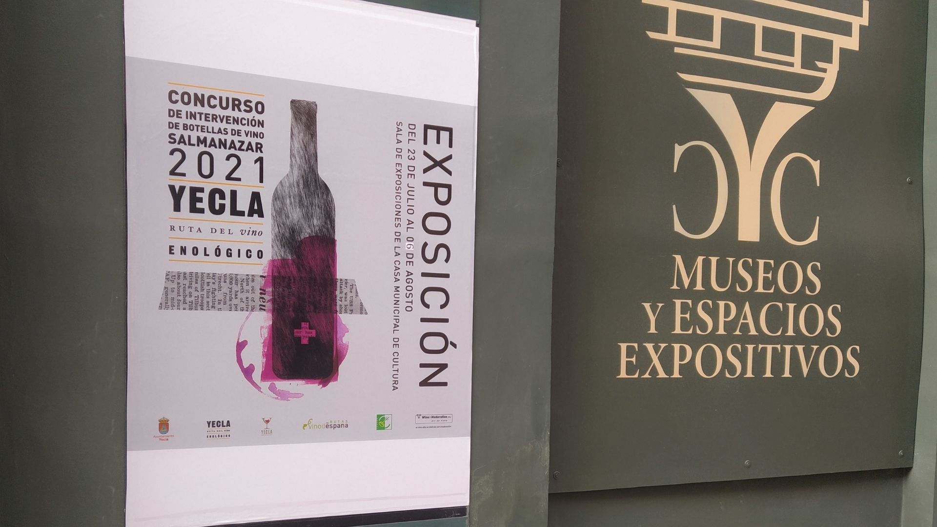 Inauguración exposición del concurso de  Intervención de botellas de vino salmanazar