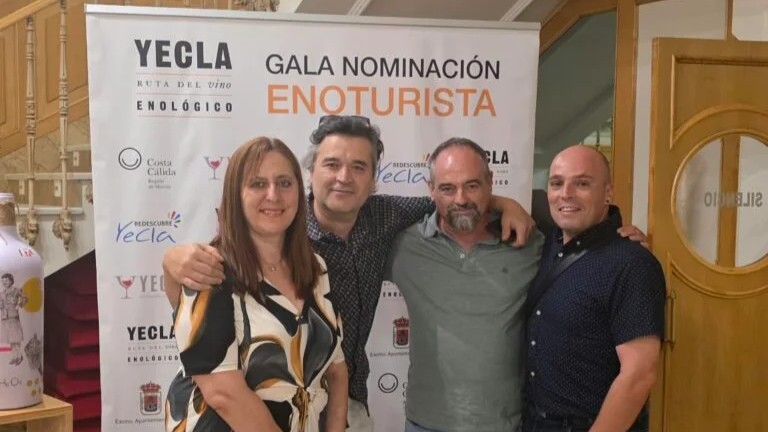 Algunos miembros de AAPET estuvimos acompañando a la RVY en la Gala